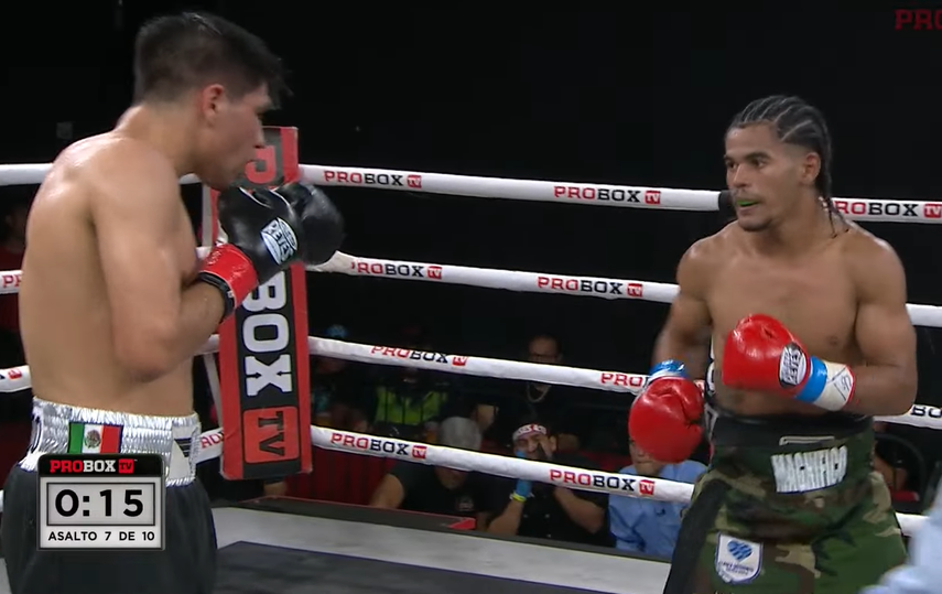 El panameño José Núñez (derecha) le dio una cátedra de boxeo al mexicano Omar Salcido (izquierda) la noche de este miércoles en Florida. Foto: Cortesía/Transmisión Pro Box TV