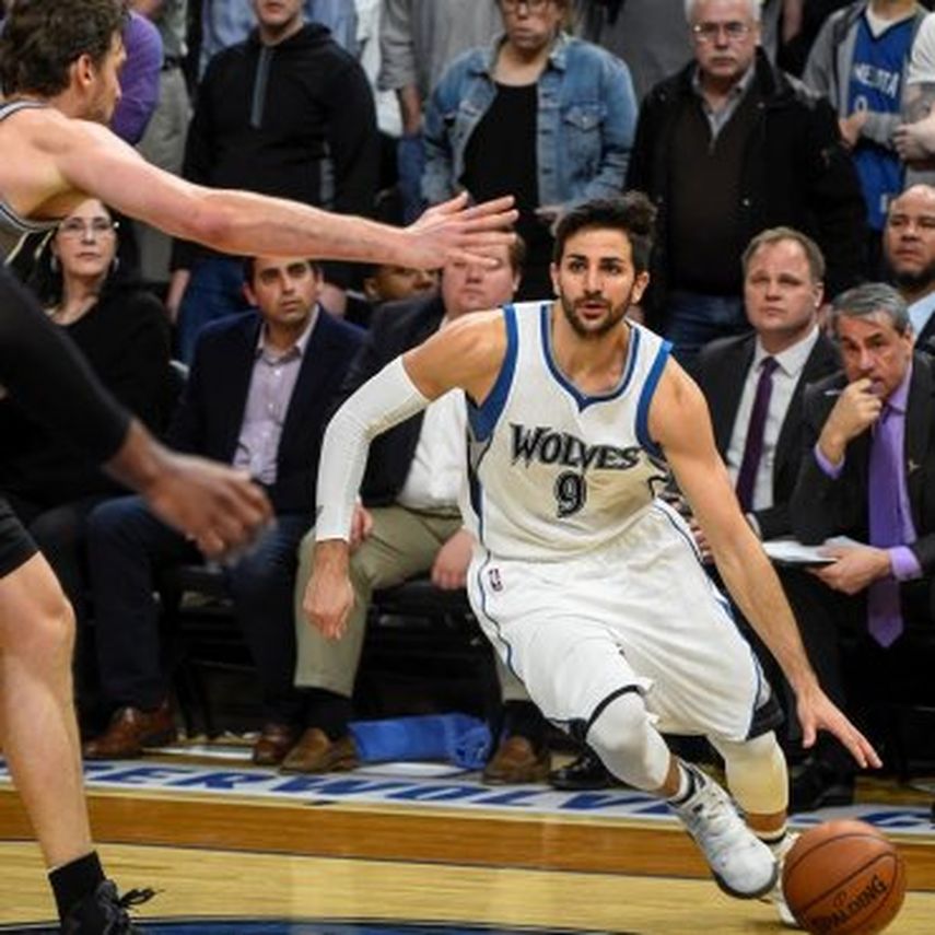 Rubio brilla con un doble-doble; Calderón ayuda a los Hawks a romper su racha perdedora