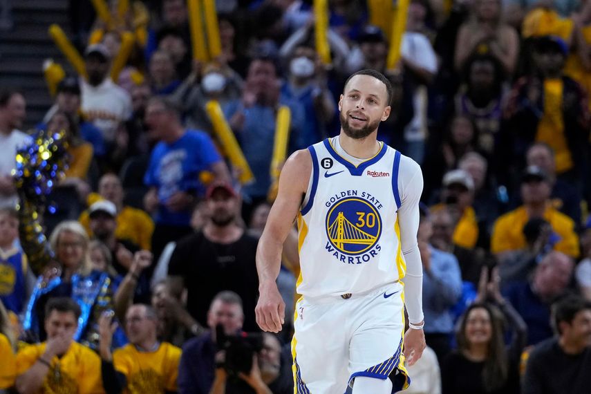 Warriors ganan en casa y siguen vivos en los Playoffs