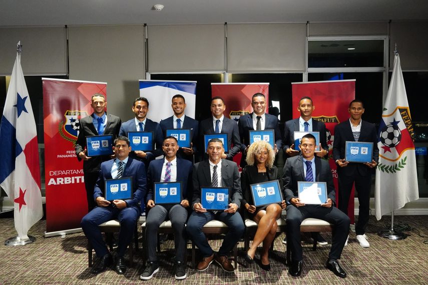 13 árbitros panameños reciben su gafete FIFA para el 2024