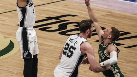 106-91.Ante los Pistons, White y Poeltl ayudan a los Spurs a romper una racha de cinco derrotas en casa