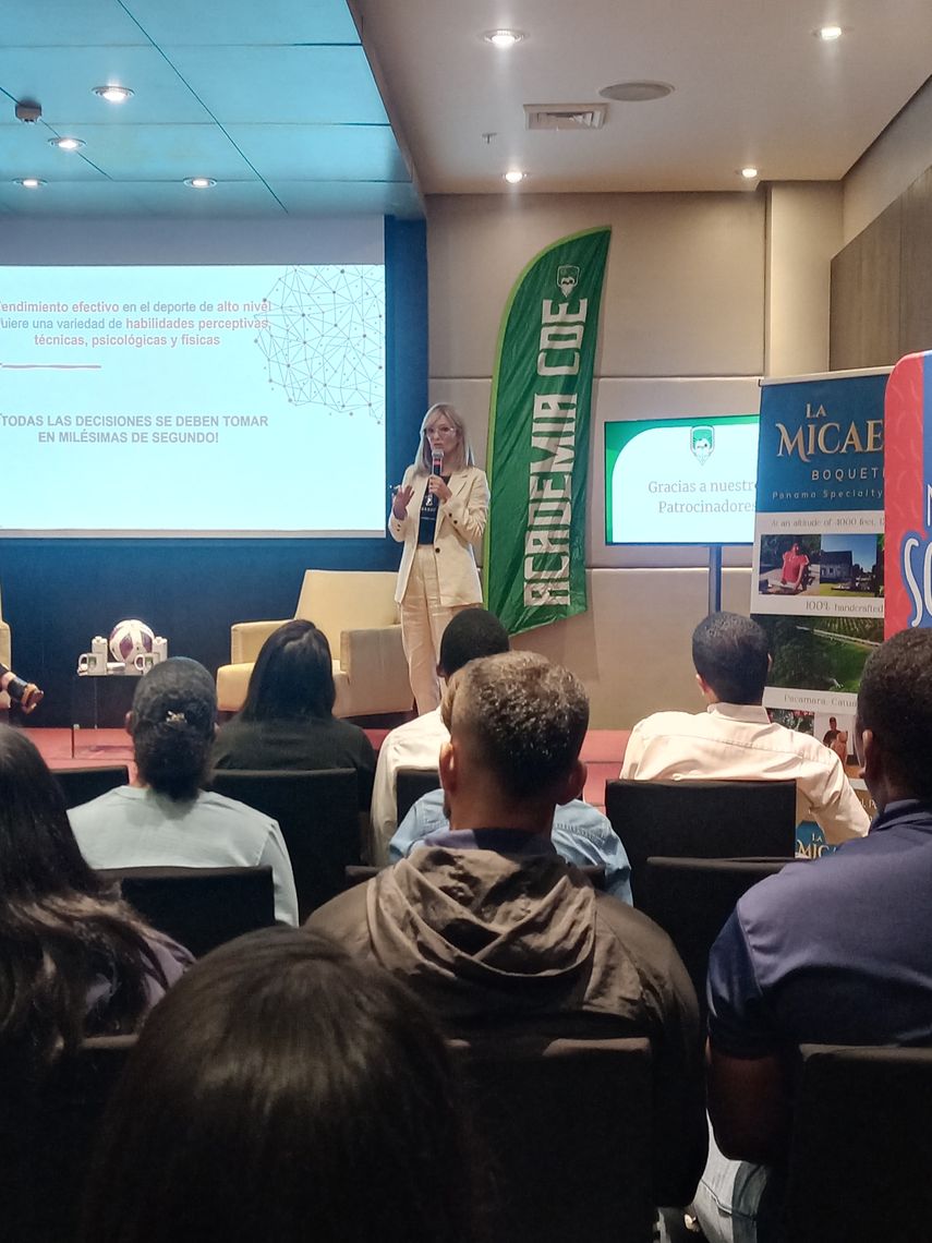 La Dra. Sandra Rossi exponiendo sus conocimientos en colaboración con Academia Costa del Este.&nbsp;