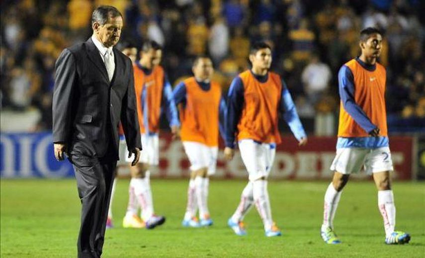 El Pachuca anuncia salida del técnico mexicano Enrique Meza