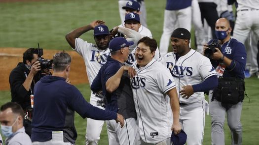 Rays van a la Serie Mundial; Dodgers empata la serie a Bravos