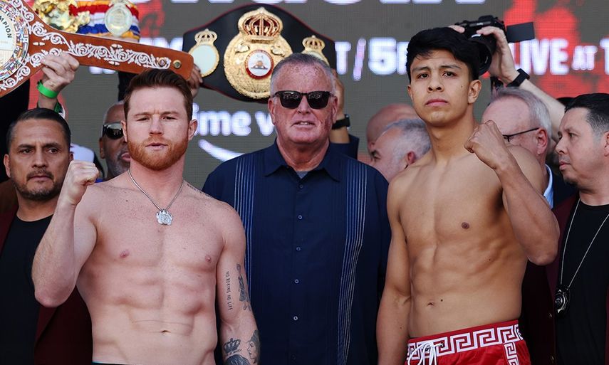 Los peleadores mexicanos Saúl Canelo Álvarez (izquierda) y Jaime Munguía (derecha) posan para los medios luego de cumplir con el pesaje oficial. Foto: Cortesía/Golden Boy Promotions