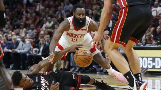 James Harden supera la marca de los 20.000 puntos y mantiene la ucha por MVP