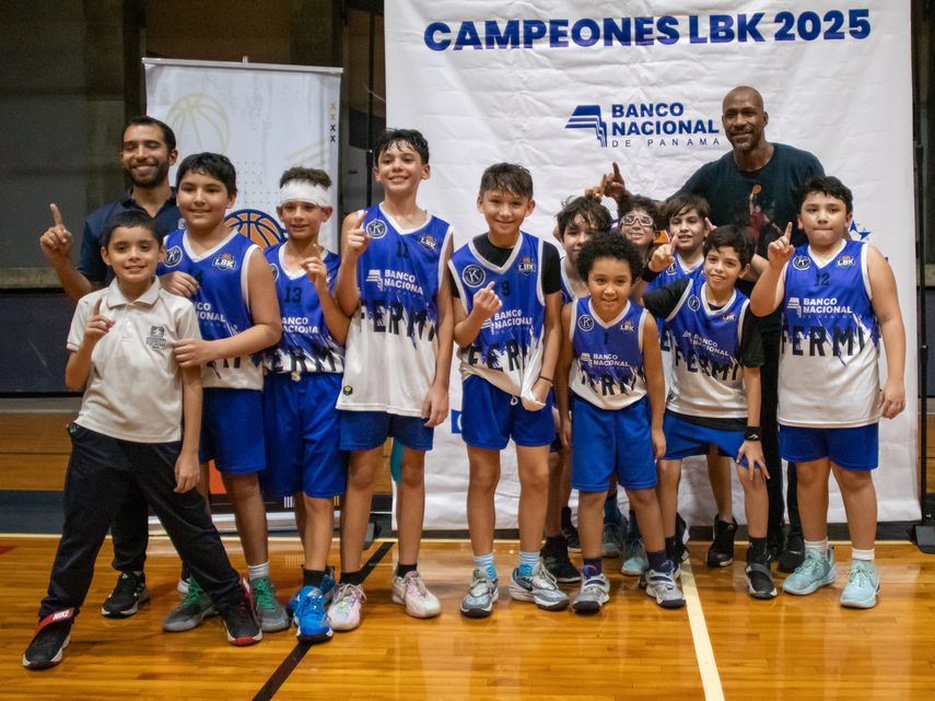 Imagen grupal del equipo del Enrico Fermi tras ganar la final Sub-12 Masculina de la LBK.&nbsp;