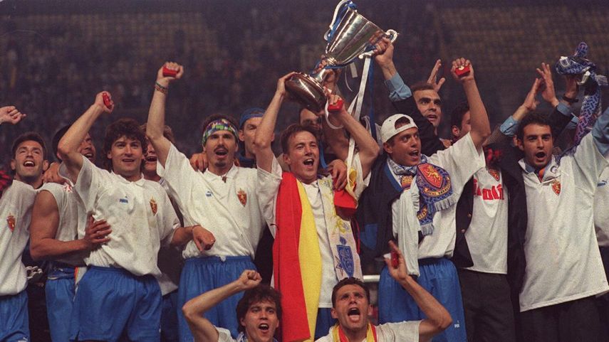 Celebración del Real Zaragoza luego de vencer al Arsenal 2 a 1 en la final de la Recopa de Europa 1994-95 jugada en el Parque de los Príncipes de París, Francia.