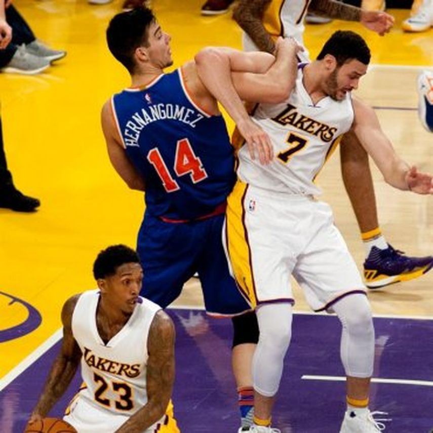 Willy Hernangómez destaca bajo los aros; Rubio pierde el duelo con Curry