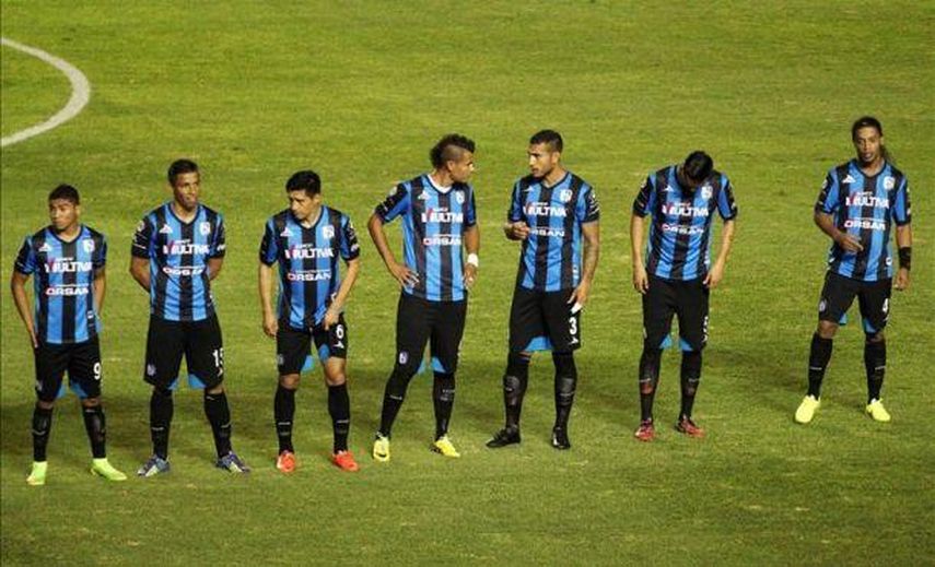 El brasileño Ronaldinho anota de penalti su primer gol en México