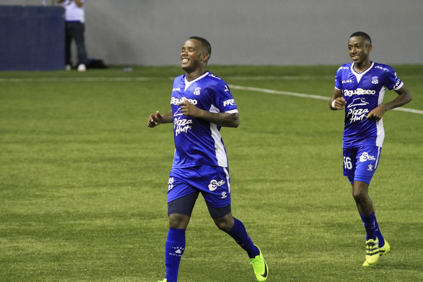 Enrico Small sigue dando batalla por el título de goleo