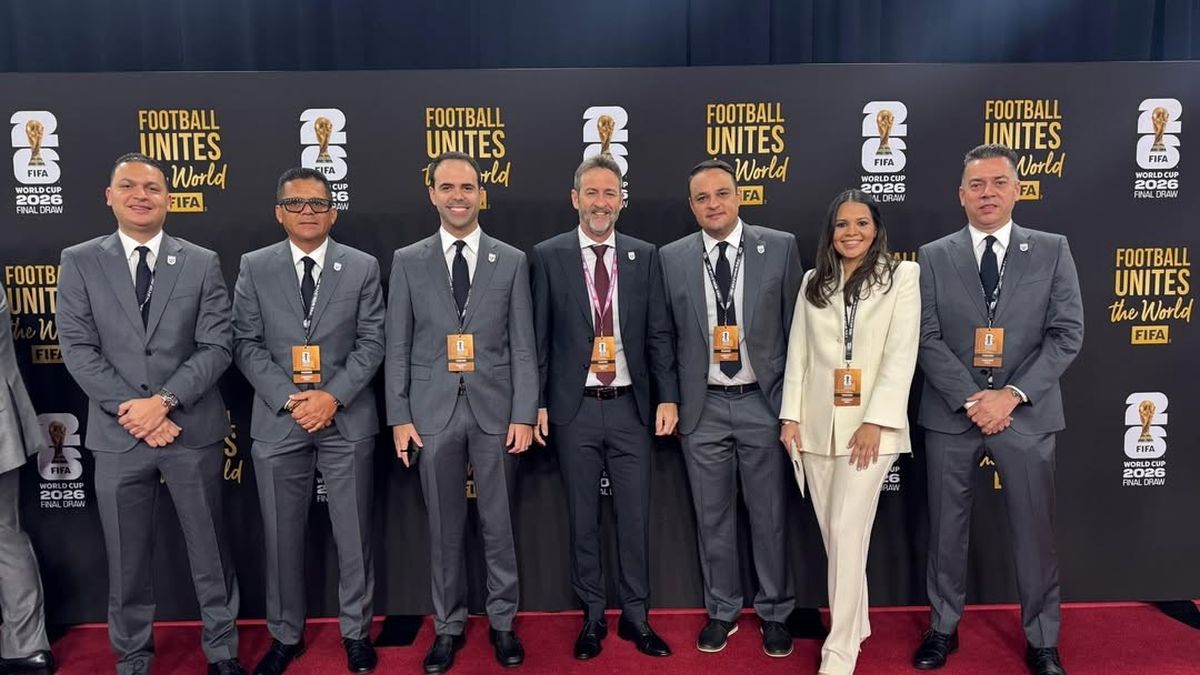 El DT de Panamá, Thomas Christiansen (saco más oscuro) asistió al sorteo en Washington acompañado de una comitiva de la Fepafut. Foto: Cortesía/Fepafut El DT de Panamá, Thomas Christiansen (saco más oscuro) asistió al sorteo en Washington acompañado de una comitiva de la Fepafut. Foto: Cortesía/Fepafut