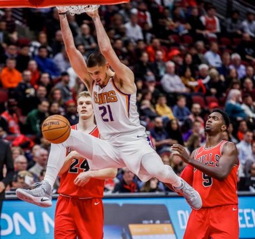 James protagoniza la primera expulsión y Cavaliers ganan el noveno partido seguido