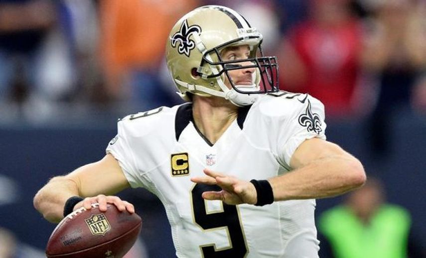 34-35. Carr hizo conversión ganadora y Brees empata una marca de Peyton Manning