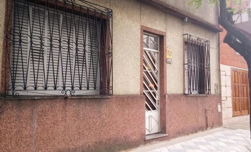 Colocarán una placa en la casa donde vivió Maradona para conmemorar su debut