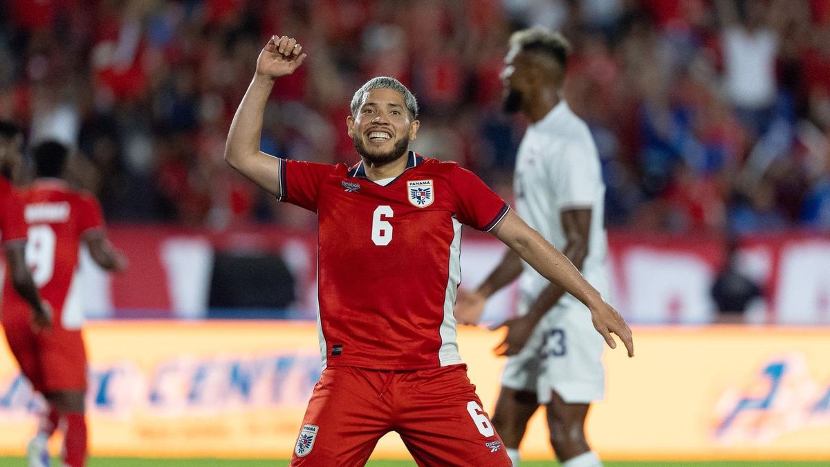 El volante Christian Martínez levanta su puño para celebrar con la afición uno de los goles de Panamá en el encuentro ante República Dominicana. Foto: Cortesía/Fepafut