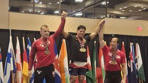 Tras superar una delicada cirugía de hombro y seis años fuera de competencia, Alexi Batista se consagró Campeón Mundial Master al colgarse tres medallas de oro en la categoría de 79 kg.