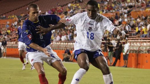 Aldo Ramírez (izquierda) y Luis Matador Tejada (derecha) durante la fase de grupos de la Copa Oro 2005. 