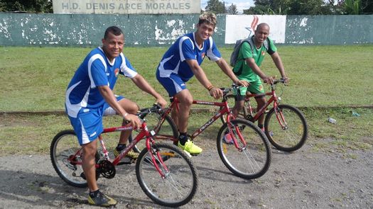En bicicleta llegan a entrenar los futbolistas del Atlético Chiriquí.