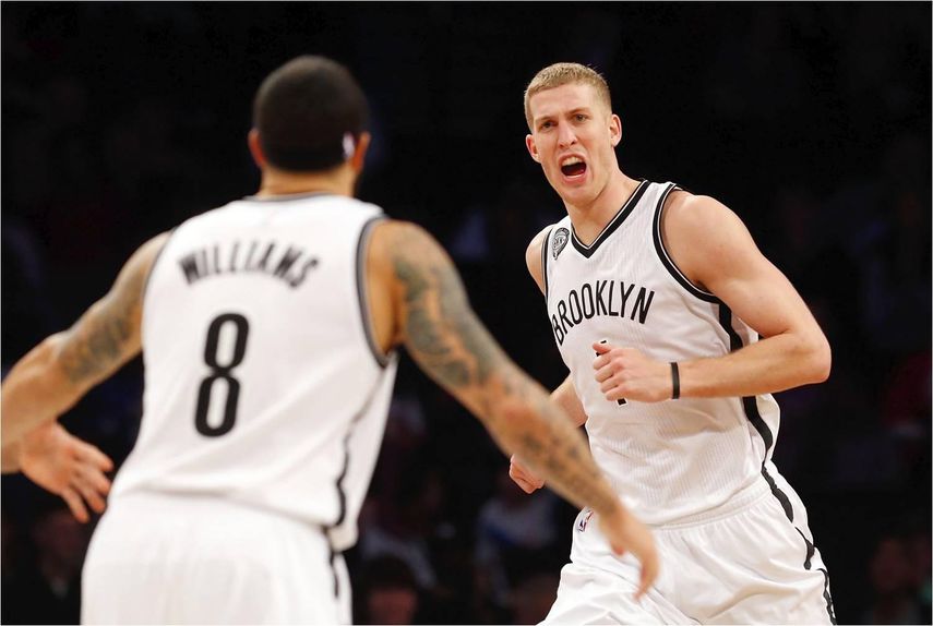 98-100. Plumlee mantiene ganadores a los Nets