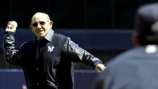 Los Yanquis recordaron a Yogi Berra al llevar el número ocho en sus uniformes