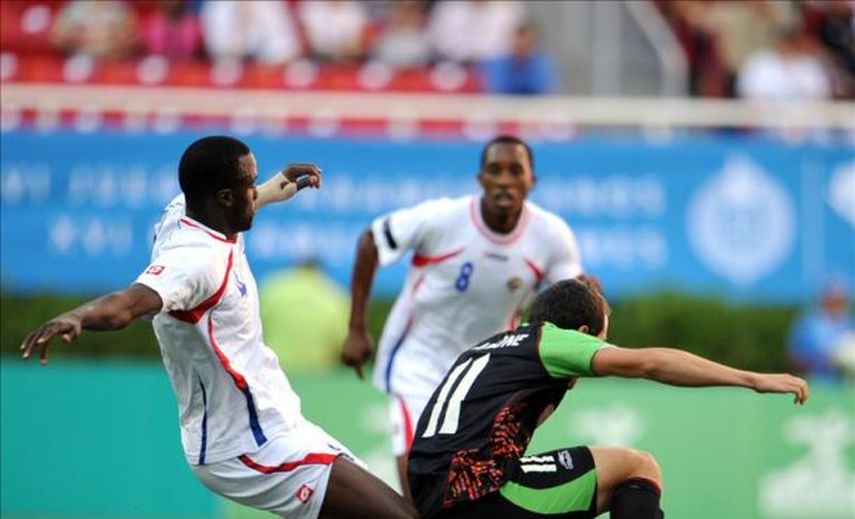 Suspenden con tres juegos a un futbolista que lanzó un zapato a otro en Costa Rica