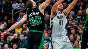 Durant gana duelo a Harden; Celtics silencian a Antetokounmpo y toman ventaja