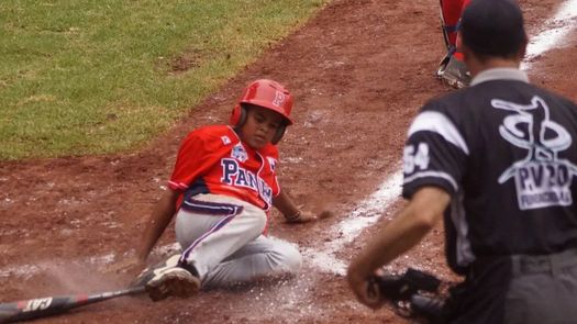 Ariel Albáez se barre en el plato para anotar una de las carreras que marcó Panamá en el duelo contra Cuba correspondiente al Premundial Sub-12 de Béisbol. Foto: Cortesía/WBSC Américas
