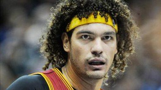 El brasileño Anderson Varejao celebra el regreso de LeBron al Cleveland Cavaliers
