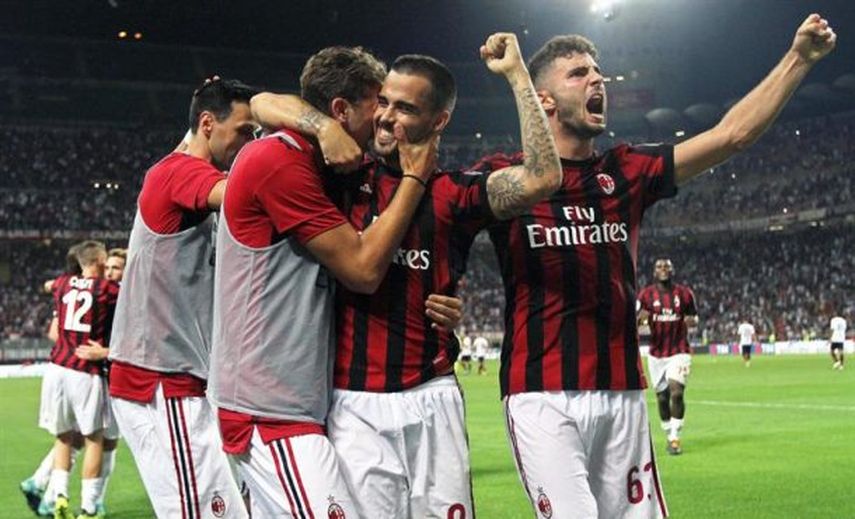 Una falta de Suso le da el triunfo al Milan y el Nápoles remonta al Atalanta