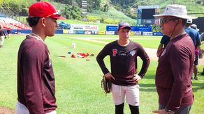 Los derechos Dereck Gómez (izquierda) y Benjamín González (centro) son las dos principales cartas para abrir que tiene el director de Panamá, Ricardo Medina (derecha). Foto: Aurelio Ortiz G.