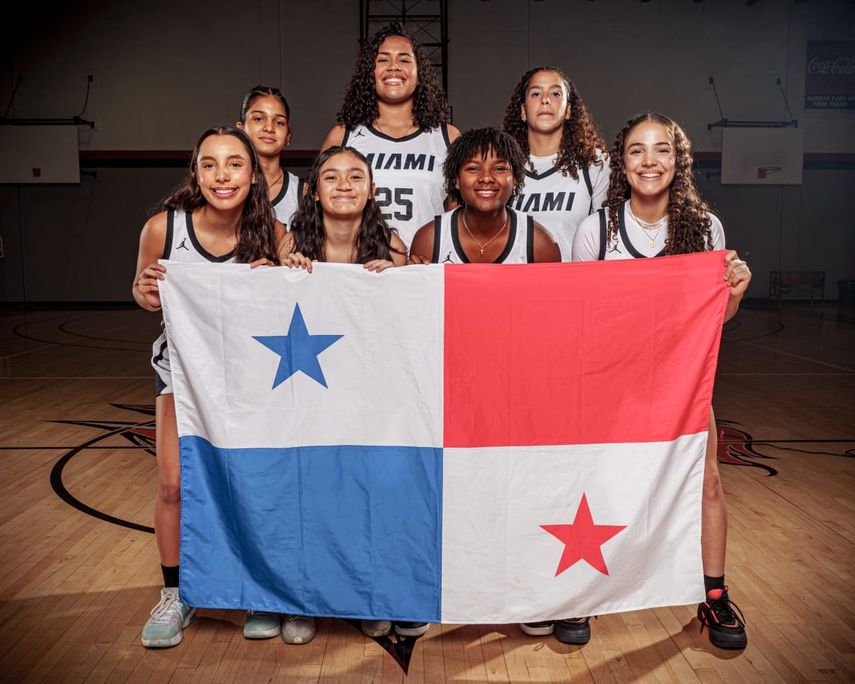 Las siete jugadoras panameñas que miltitan en el Miami Christian School.&nbsp;