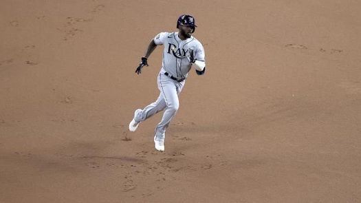 El cubano Randy Arozarena recibe el premio Babe Ruth de la postemporada