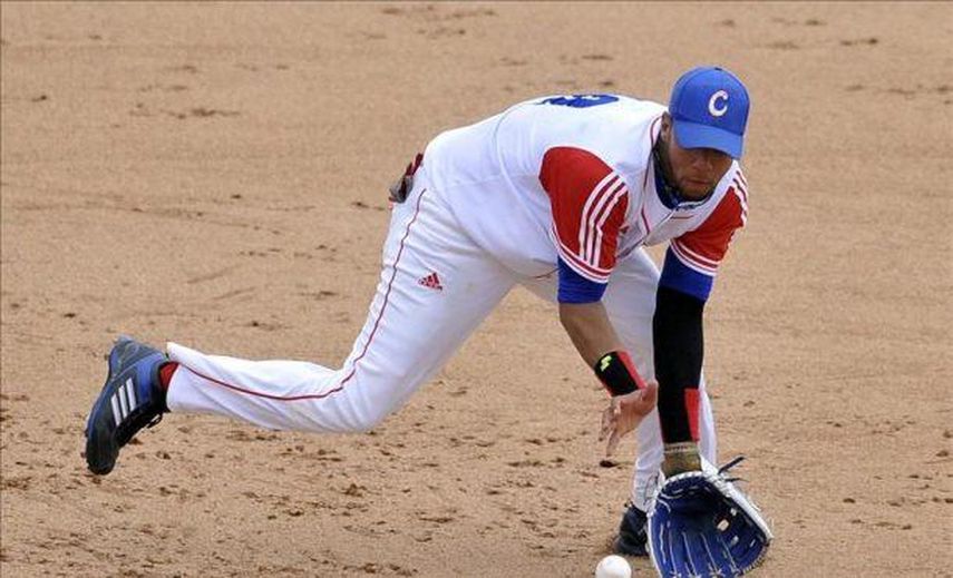 Yulieski Gourriel es /separado/ del equipo de béisbol de Cuba