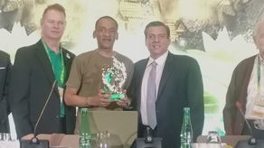 El árbitro panameño Héctor Afú (centro) fue premiado este jueves como el Árbitro del Año, 2025 por el CMB. Foto: Cortesía/Familia Afú