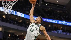 Antetokounmpo anotó 50 puntos en una noche en que Bucks dominaron a los Pacers. Foto: Getty
