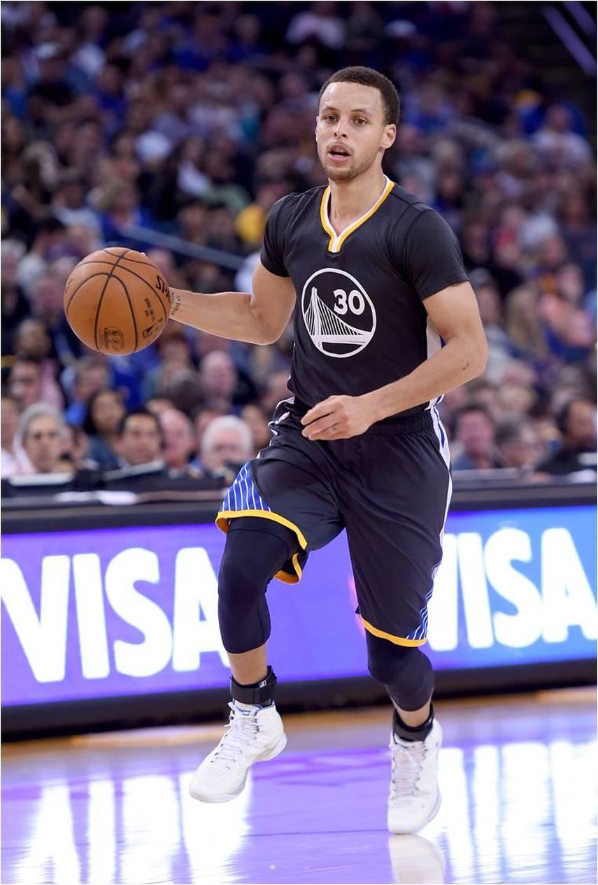 107-76. Curry lideró la victoria de los Warriors en el regreso de Thompson
