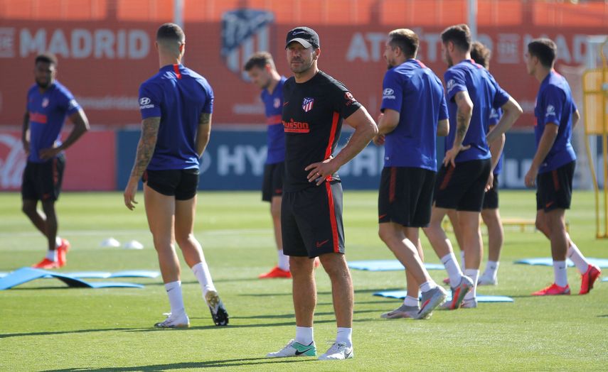 La segunda equipación del Atlético 2020-21, azul oscuro con detalles rojos