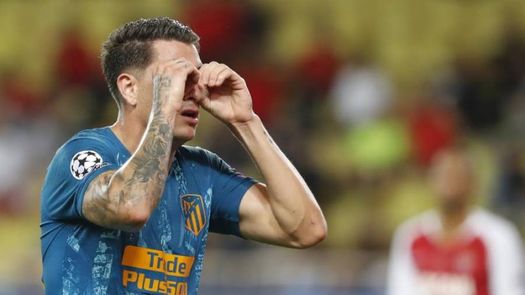 Giménez fue sustituido en el descanso por una lesión muscular