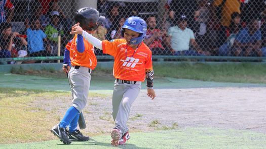 Jugadores de la Academia Martín Moreno de Guararé celebrando una carrera. 