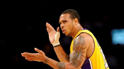 Arrestan a Brown, ex base de los Lakers, por disparar contra dos personas