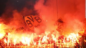 Los ultras del Dortmund en medio de bengalas y banderas durante un partido.&nbsp;