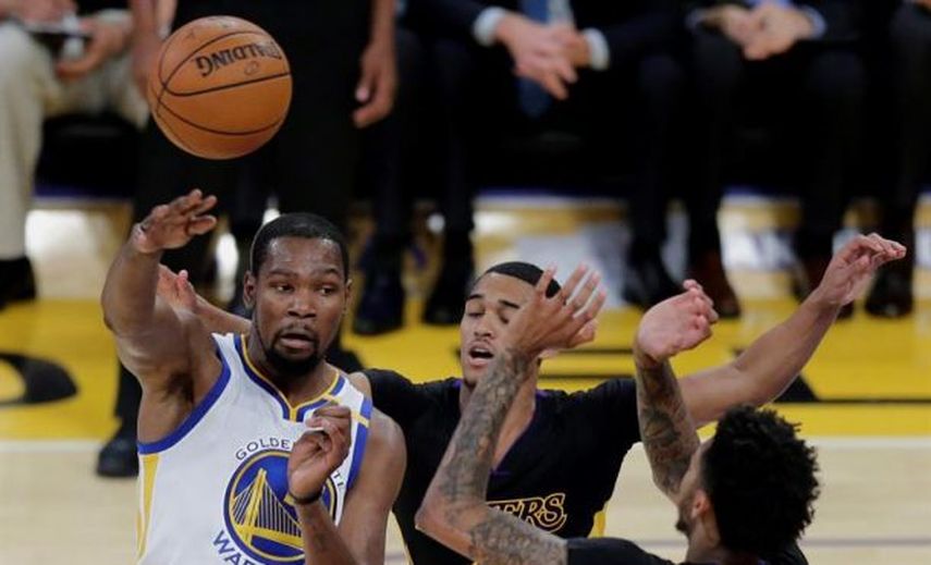 Warriors y Spurs mantienen racha ganadora; Westbrook y Harden, triples-dobles