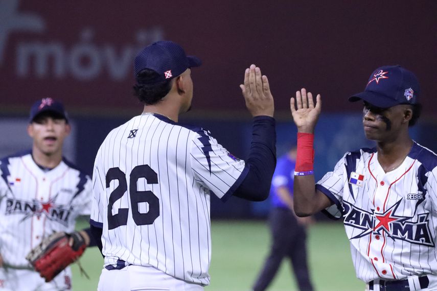 El pelotero bocatoreño Jael Escobar (derecha) fue el mejor bateador de Panamá y el quinto mejor del torneo en la Ronda Regular con promedio de .438 (7 hits en 16 turnos). Foto: Cortesía/WBSC Américas