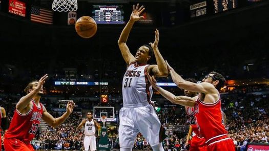 110-108. Henson da primera victoria a Bucks; Scola estuvo perfecto