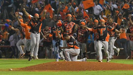 Los Toros ganan doble cartelera a los Leones en la liga dominicana
