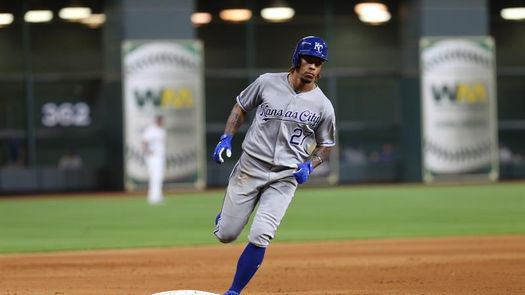 7-4. Mondesi jonronea y roba base en la victoria de los Piratas