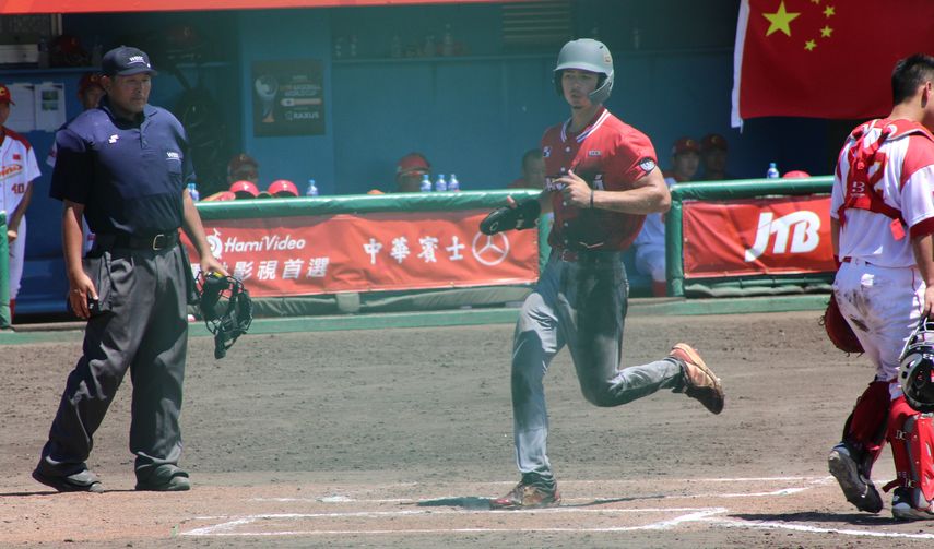 El campocorto William Cutshall piso el plato anotando una de las carreras de Panamá en el duelo contra China Popular en el Mundial U18 de Okinawa