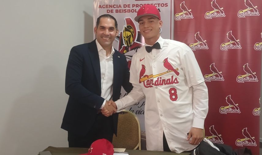 Actualmente Dámaso Espino (izquierda) se desempeña como buscador de talento de los Cardenales de San Luis en Panamá y varios países de la región. Foto: Aurelio Ortiz G.