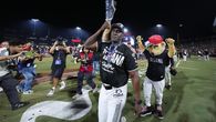 El panameño Roberto Kelly carga con orgullo el trofeo que lo acredita como campeón de la Liga Mexicana de Béisbol 2026 con los Toros de Tijuana. Foto: Cortesía LMB El panameño Roberto Kelly carga con orgullo el trofeo que lo acredita como campeón de la Liga Mexicana de Béisbol 2026 con los Toros de Tijuana. Foto: Cortesía LMB